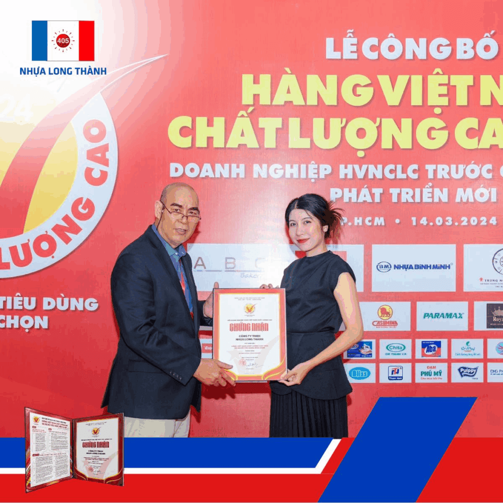 Đại diện Nhựa Long Thành nhận chứng nhận Hàng Việt Nam Chất Lượng Cao, khẳng định chất lượng và uy tín thương hiệu.